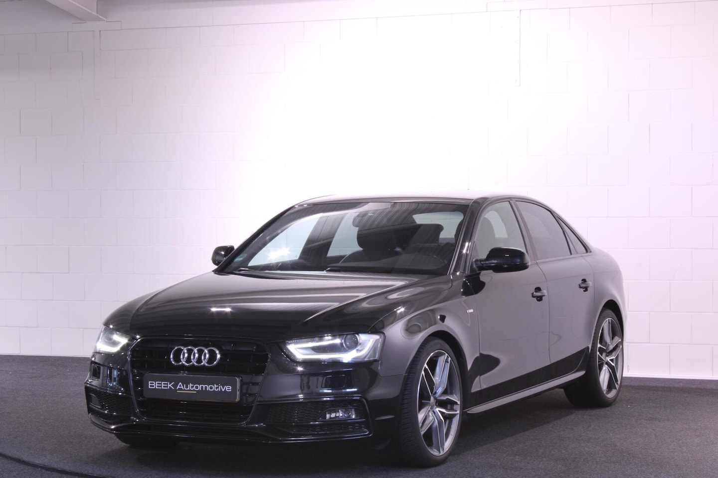 Audi A4 Limousine - 1.8 TFSI | S Line | PDC | Trekhaak | - AutoWereld.nl