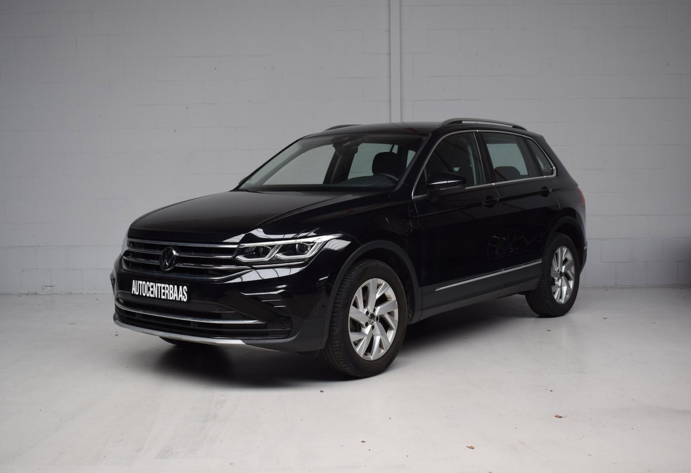 Volkswagen Tiguan - 1.4 TSI eHybrid R-Line Business+ SOH 93.6% / FACELIFT / VIRTUAL / IQ-LED / SFEERVERLICHTIN - AutoWereld.nl