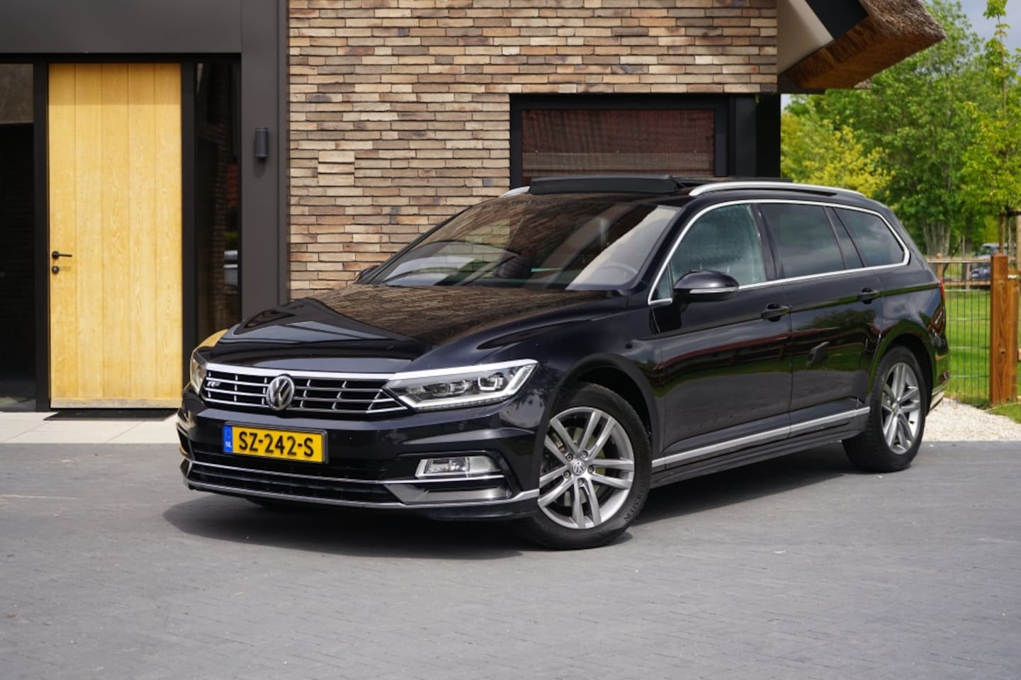 Volkswagen Passat Variant - 1.4 TSI Highline 3X R-Line Automaat Panoramadak - AutoWereld.nl