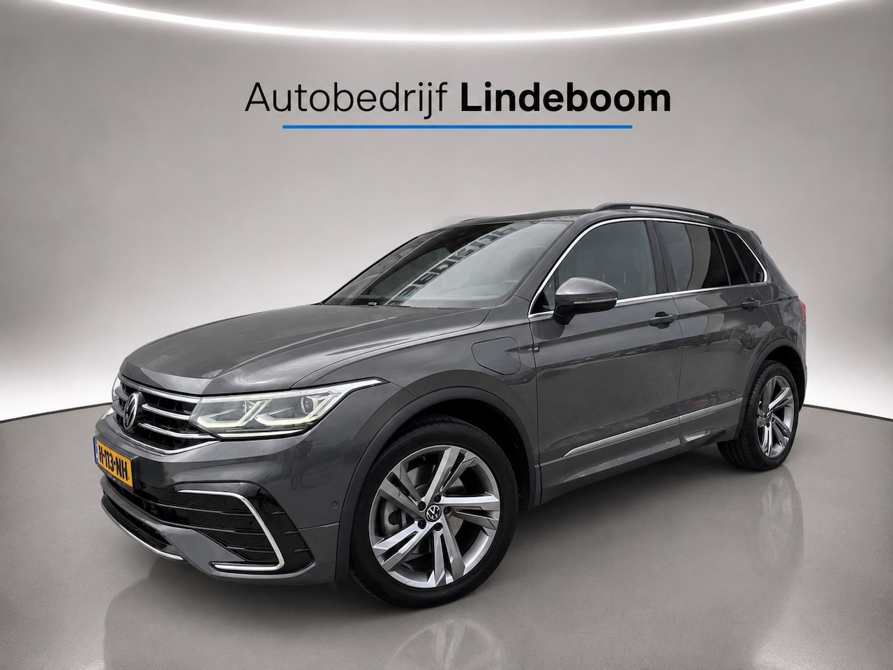 Volkswagen Tiguan - 1.4 TSI eHybrid R-Line IQ Light, ACC, Dodehoek detectie - AutoWereld.nl