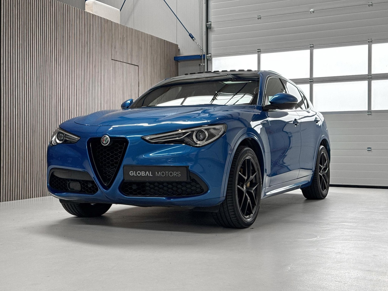 Alfa Romeo Stelvio - 2.0 T AWD Veloce 280 PK - FACELIFT - PANORAMADAK - HARMAN KARDON - STOEL + STUURVERWARMING - AutoWereld.nl