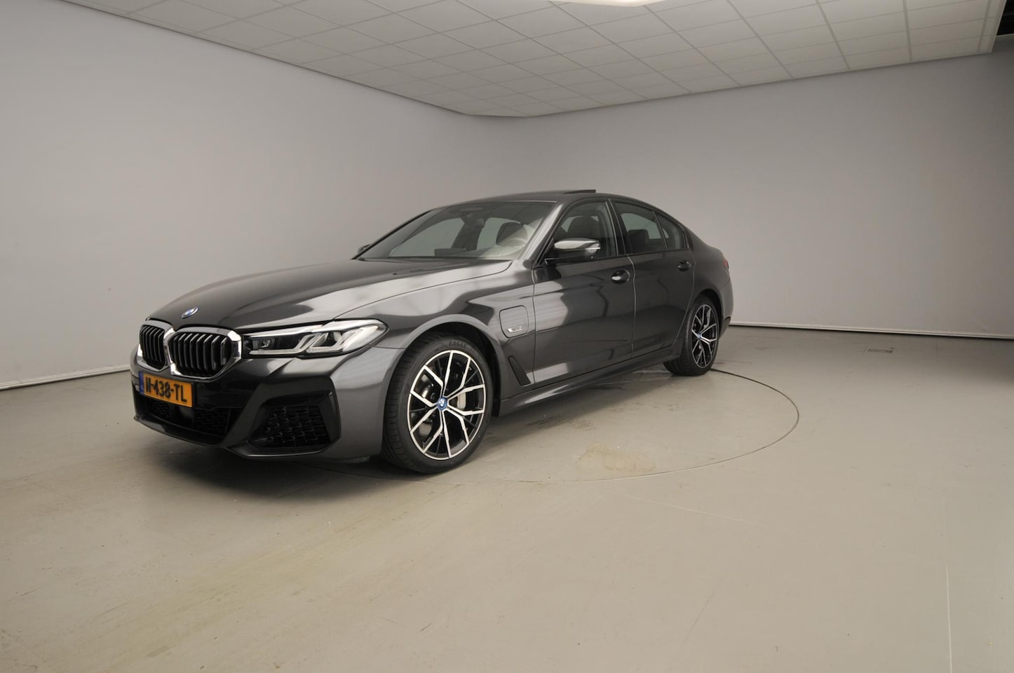 BMW 5-serie - Sedan 530e | M-Sportpakket | Laserlicht | Leder | HUD | Active cruise | Schuifdak | Comfor - AutoWereld.nl
