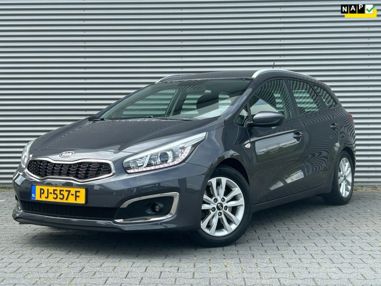Kia Cee'd Sportswagon - 1.6 GDI First Edition | Navi | Camera | Cruise control | Trekhaak | - AutoWereld.nl