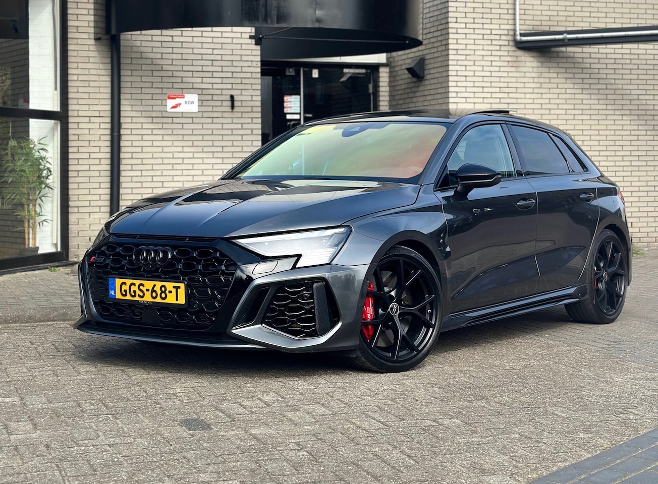 Audi RS3 - Sportback 2.5 TFSI RS3 quattro RS Dynamic ABT Ceramic RS Design RED HUD PANO Matrix LED - AutoWereld.nl
