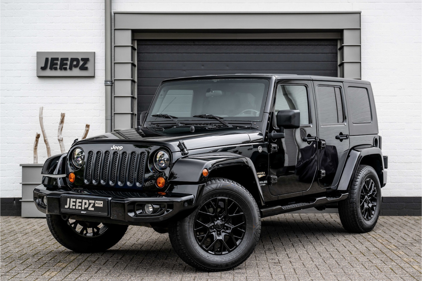 Jeep Wrangler Unlimited - 3.8 Sahara / Black edition / 90 dkm ! - AutoWereld.nl