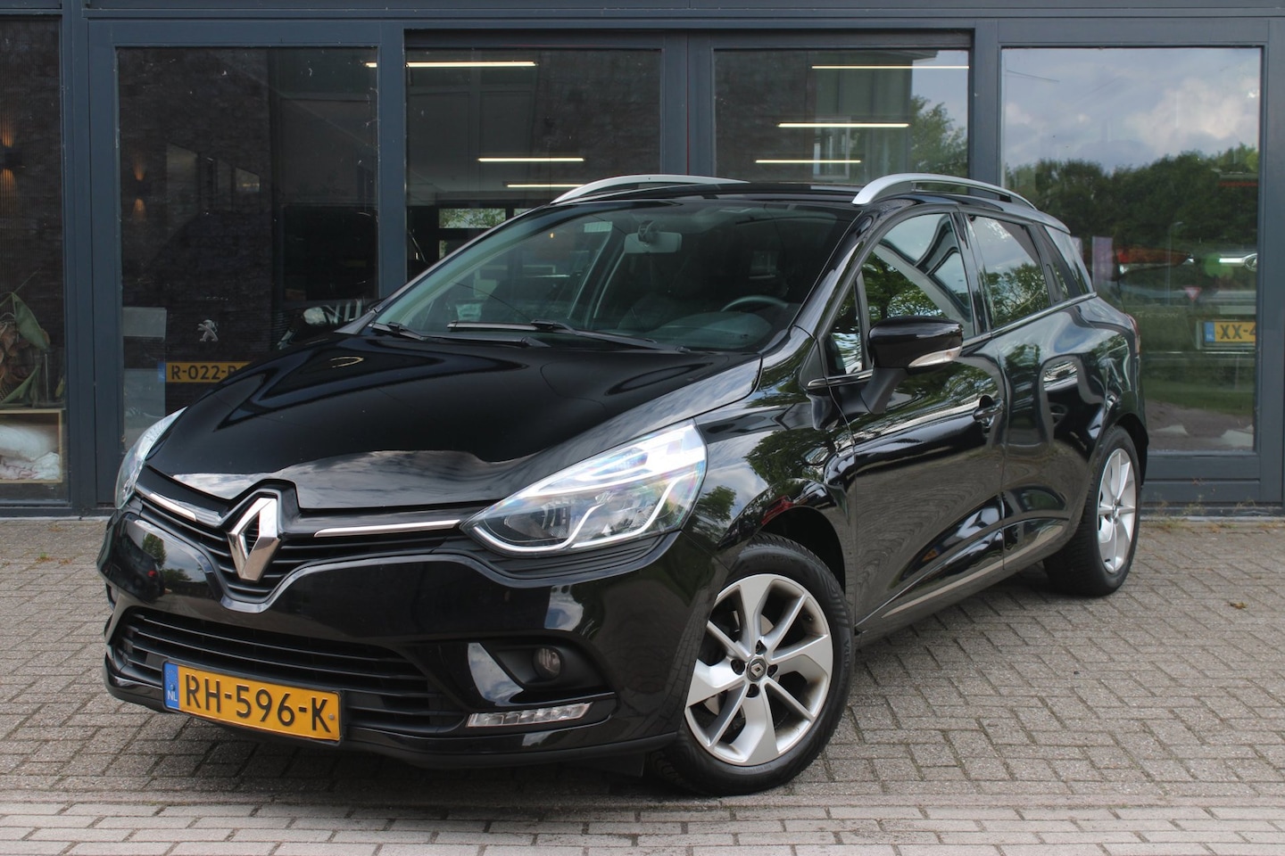 Renault Clio Estate - 0.9 TCe Limited | Trekhaak | Cruise-control | Telefoonvoorbereiding | Parkeersensoren | - AutoWereld.nl