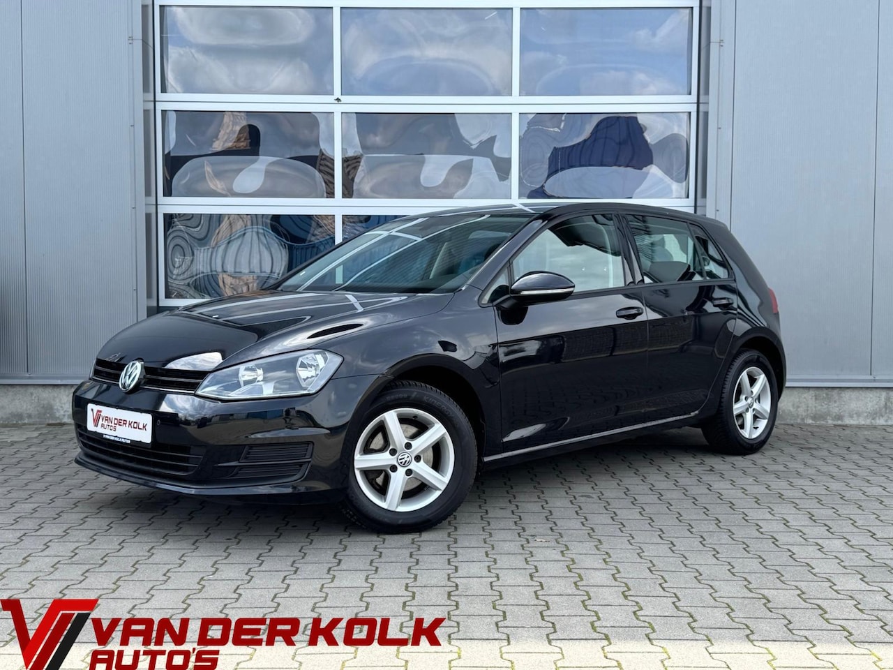Volkswagen Golf - 1.2 TSI Connected Series | Stoelverwarming | Standkachel | Airco | Sensoren - AutoWereld.nl
