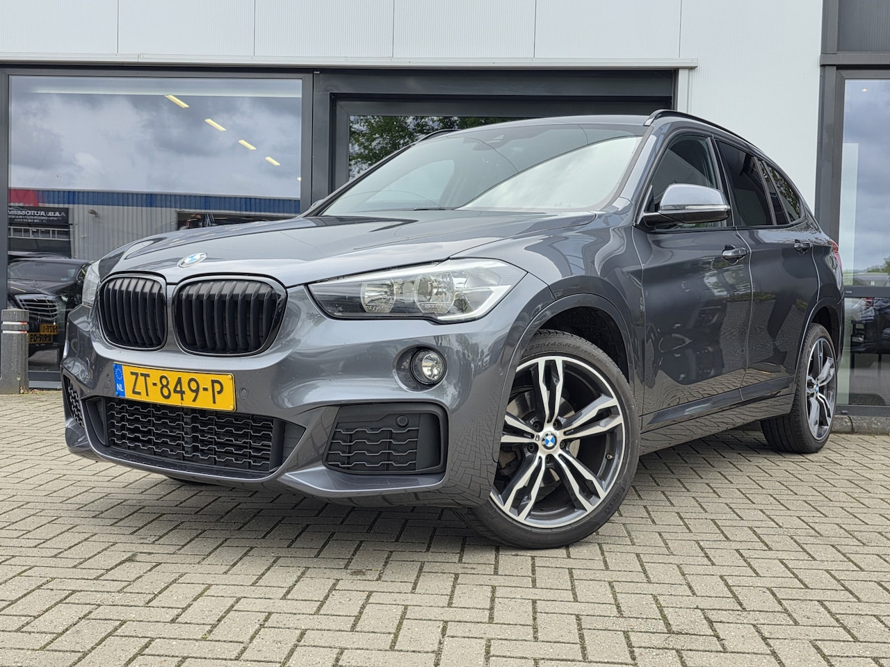 BMW X1 - sDrive18i M-Sport + VOLLEER + CAMERA + NAVIGATIE - AutoWereld.nl