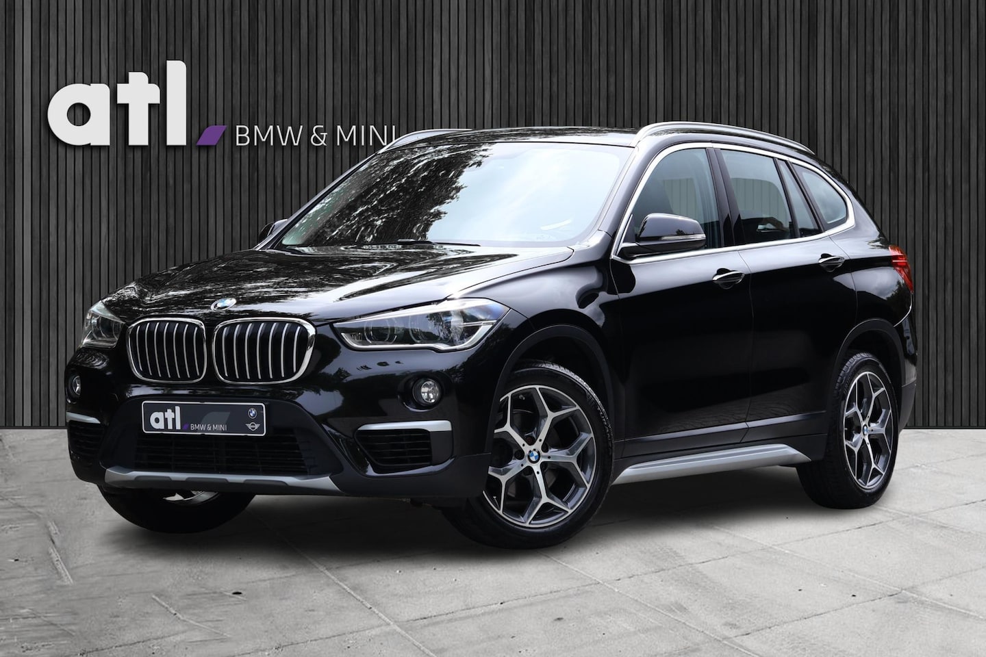 BMW X1 - sDrive18i X-Line | Navi | LED | Clima | Stoelverwarming | Sportstoelen | Achteruitrijcamer - AutoWereld.nl
