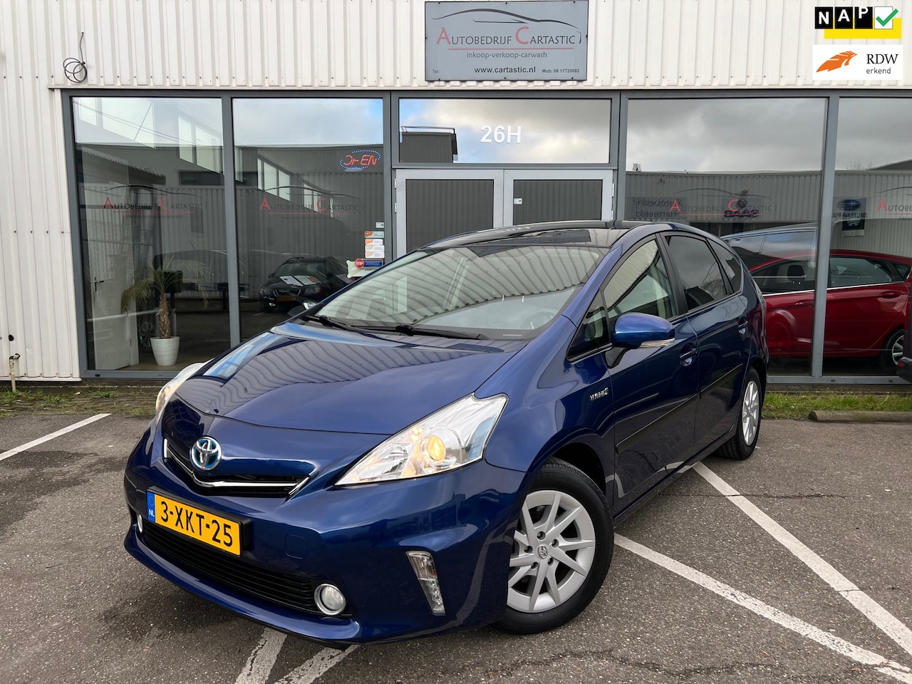 Toyota Prius Wagon - 1.8 Aspiration Limited PANO | NAVI | HUD | KEYLESS |1e EIGENAAR | VOLLEDIG ONDERHOUDEN | N - AutoWereld.nl