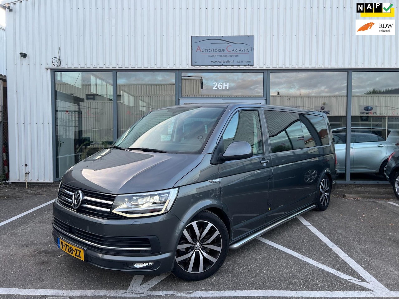 Volkswagen Transporter - 2.0 TDI L2H1 DC Highline DSG | ACC | SCHUIFDAK | NAVI \ LEER | STOELVERWARMING | CAMERA | - AutoWereld.nl