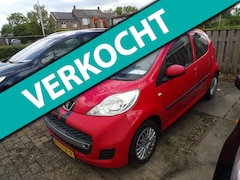 Peugeot 107 - 1.0-12V XS geen riem maar ketting wat blanke lak van af
