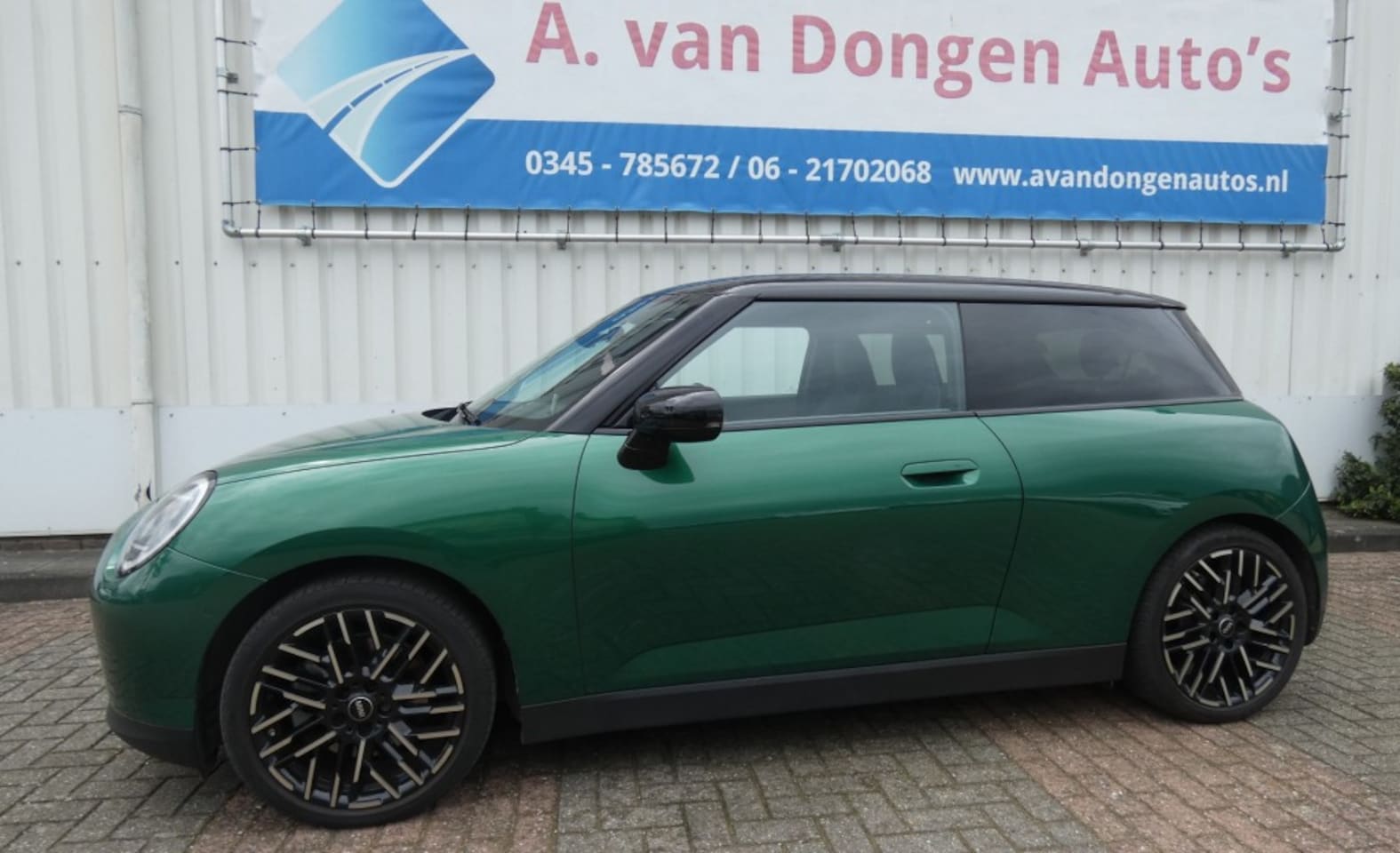 MINI Cooper - COOPER SE FAVOURED M 54.2KWH,Pano,Led,Navi,Camera - AutoWereld.nl