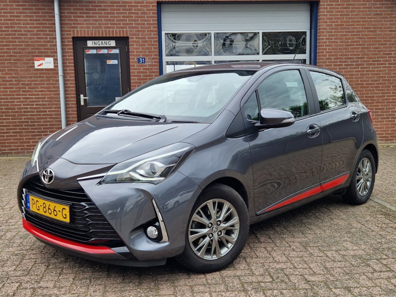 Toyota Yaris - 1.5 VVT-i Design Red 5-Drs NL-auto Clima Cruise Dealer OH Trekhaak - AutoWereld.nl