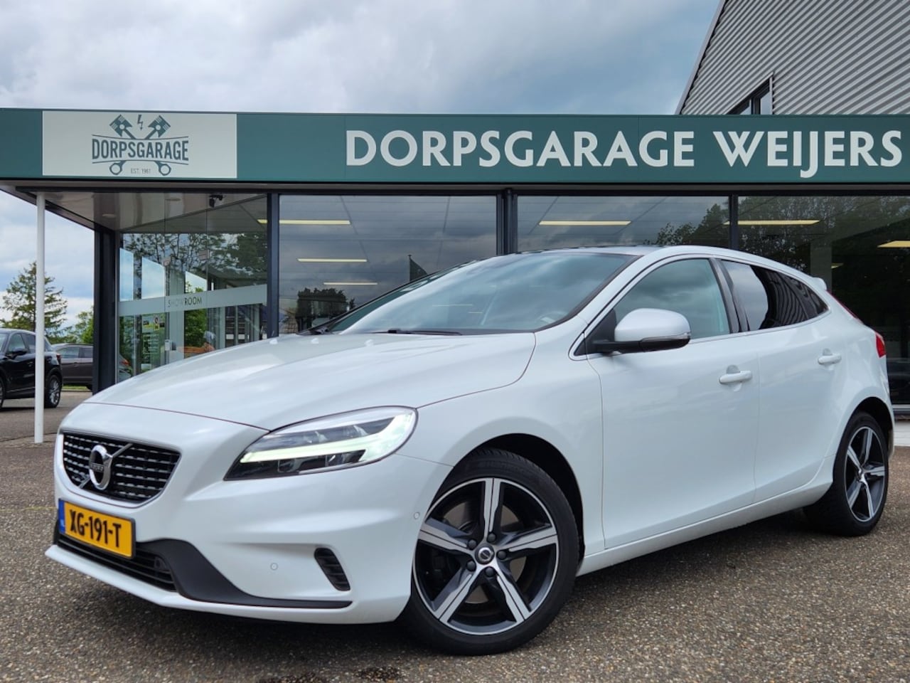 Volvo V40 - 1.5 T3 Polar+ Sport R-design, Panorama, Sportstoelen, Navi, Stoelverwarming - AutoWereld.nl