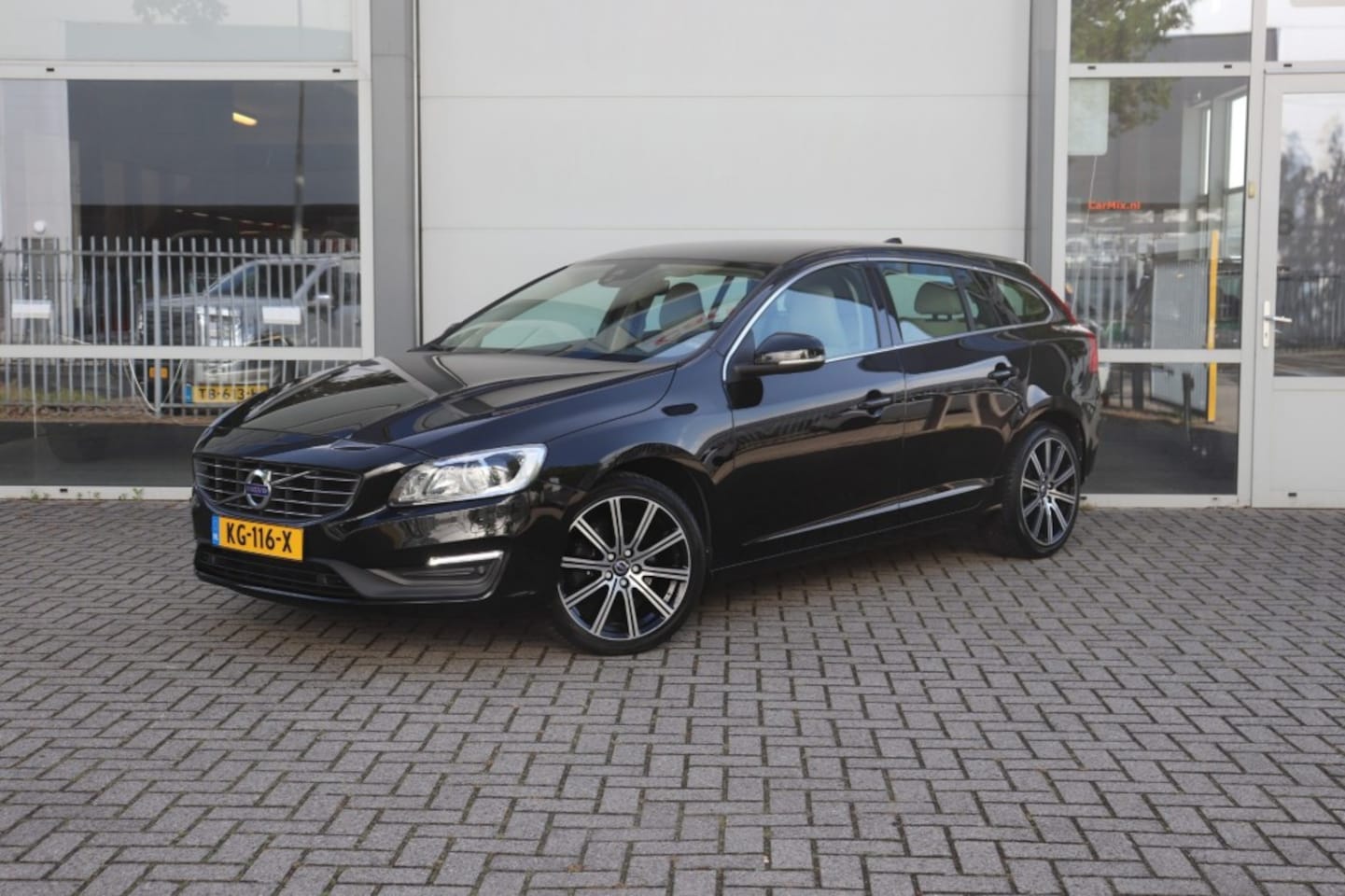 Volvo V60 - 2.0 T4 190PK NORDIC+ AUT/1E EIG/DEALERONDERH./STANDK./ HARMAN.KARDON/STOEL.VERW/TREKHAAK - AutoWereld.nl