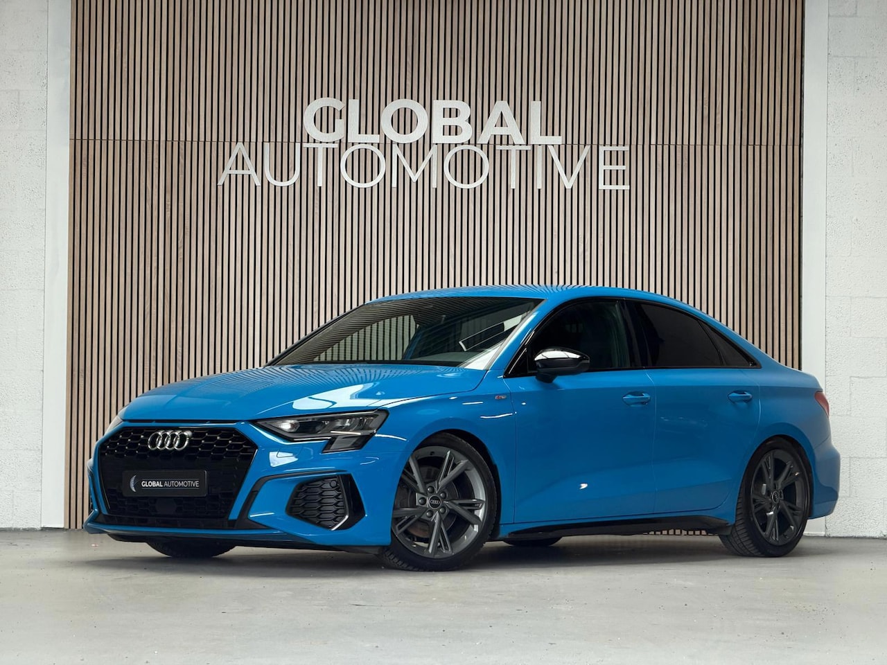 Audi A3 Limousine - 35 TFSI S-line - 18 INCH - SFEERVERLICHTING - TURBO BLAUW - AutoWereld.nl