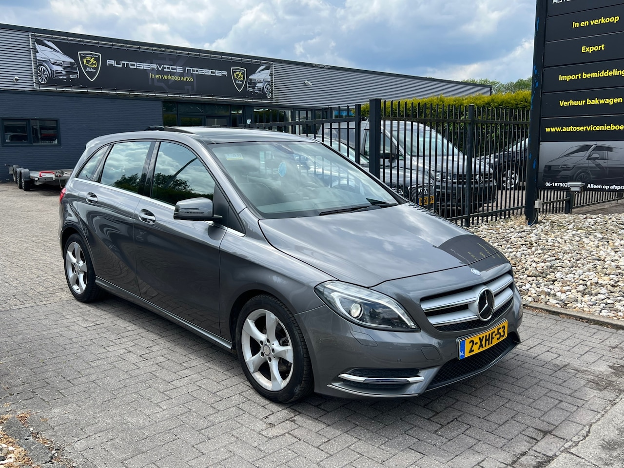 Mercedes-Benz B-klasse - 180 Ambition / Automaat / Pano dak / Led / Leer / Pdc. Weinig km!! - AutoWereld.nl
