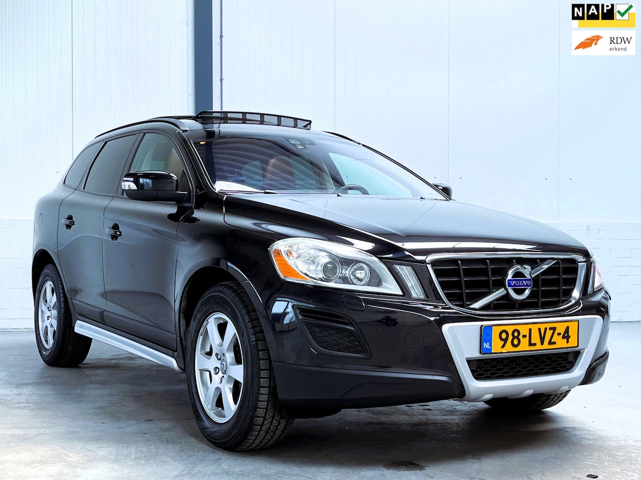 Volvo XC60 - 2.0T Kinetic|Leder|Trekhaak|Pano - AutoWereld.nl