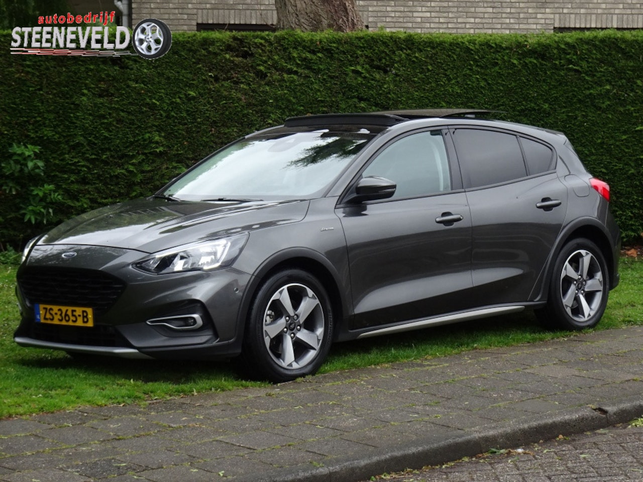 Ford Focus - 1.0 125pk Active met Camera, Panoramadak en Trekhaak - AutoWereld.nl