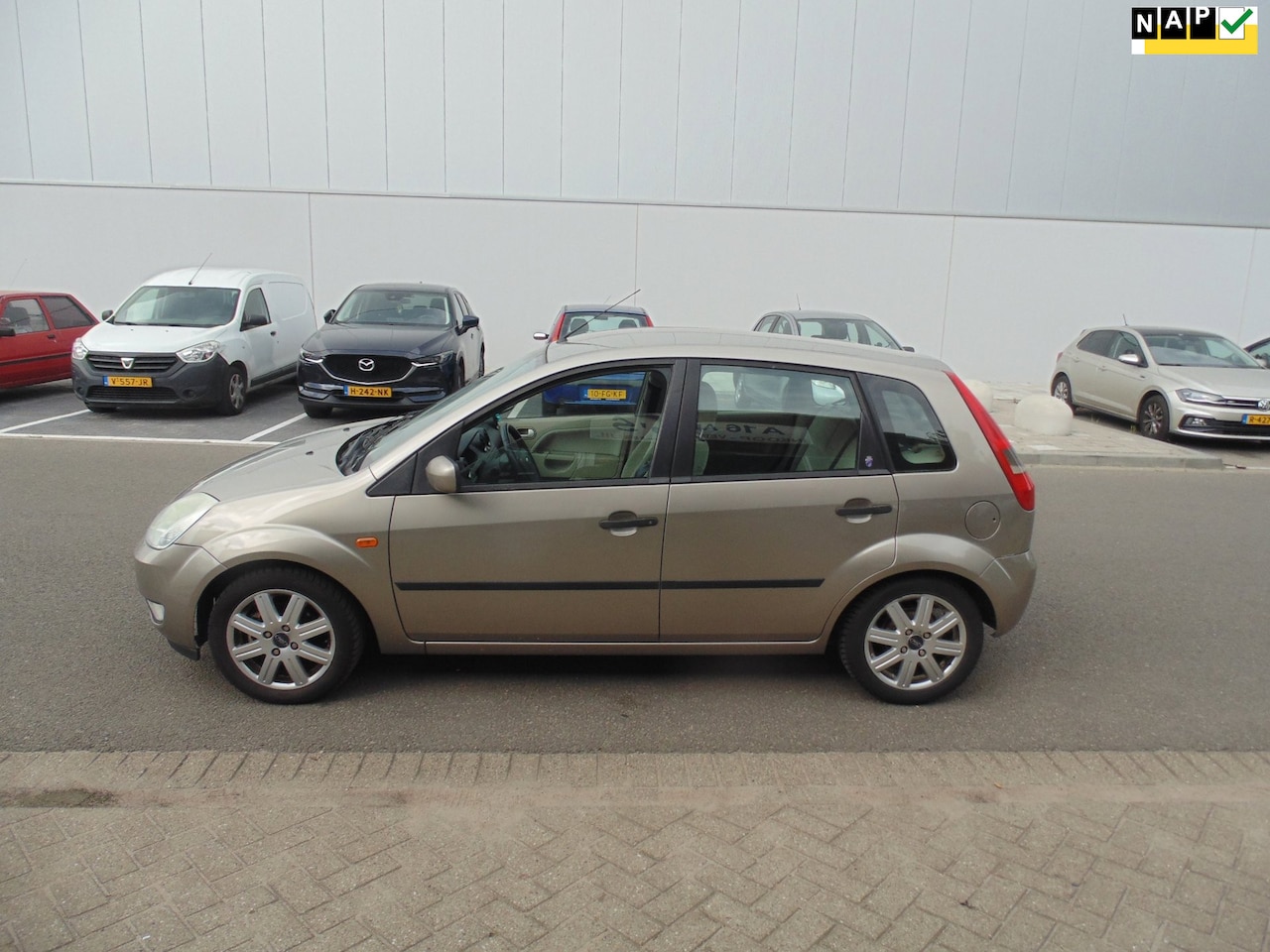 Ford Fiesta - 1.4-16V Ghia 5DEURS AIRCO TREKHAAK - AutoWereld.nl