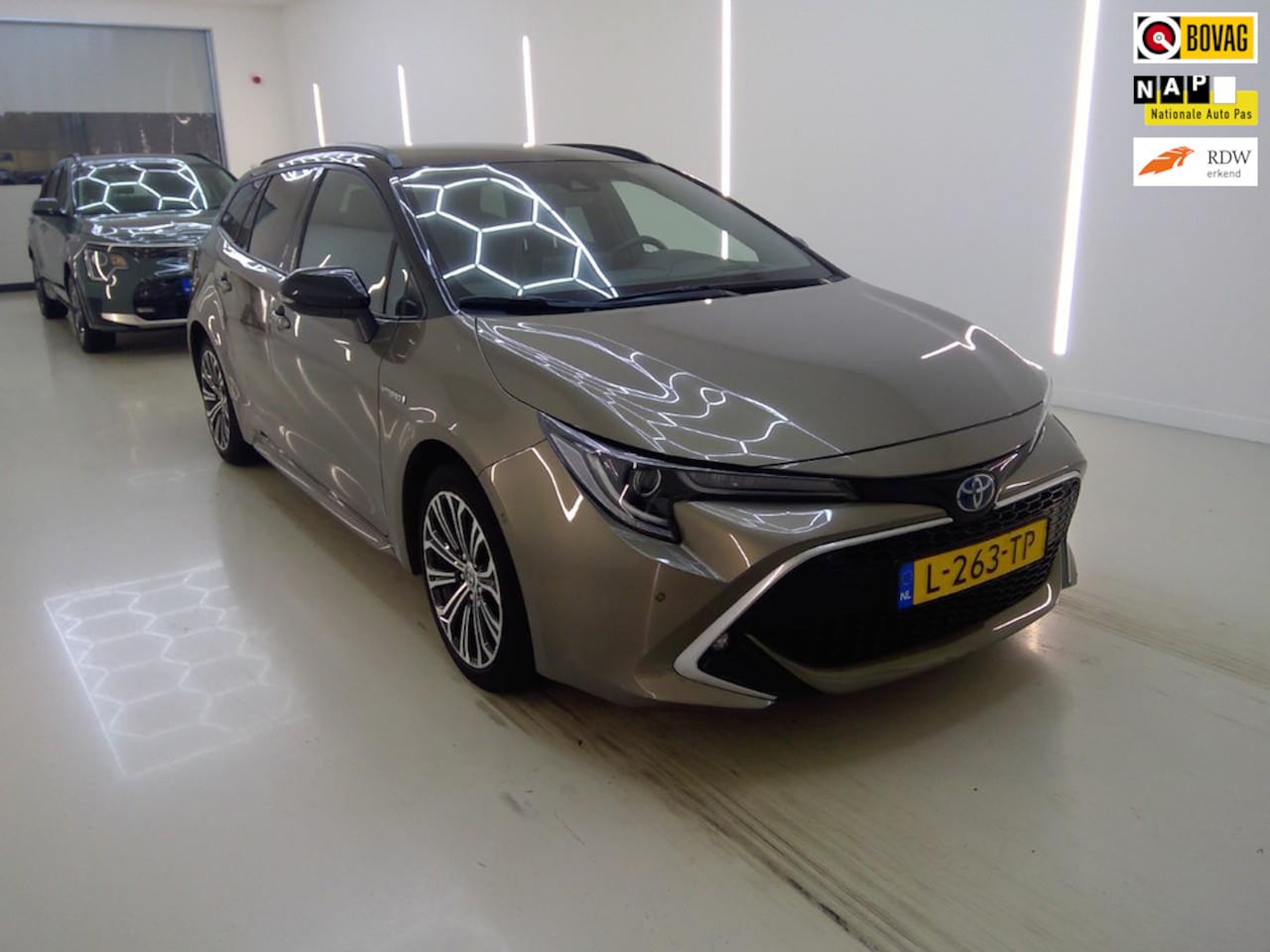Toyota Corolla Touring Sports - 1.8 Hybrid Executive+Leder+Head-Up+navi+camera+stoel-verw+zwarte-Hemel+17"Lmv = SUPER !! - AutoWereld.nl