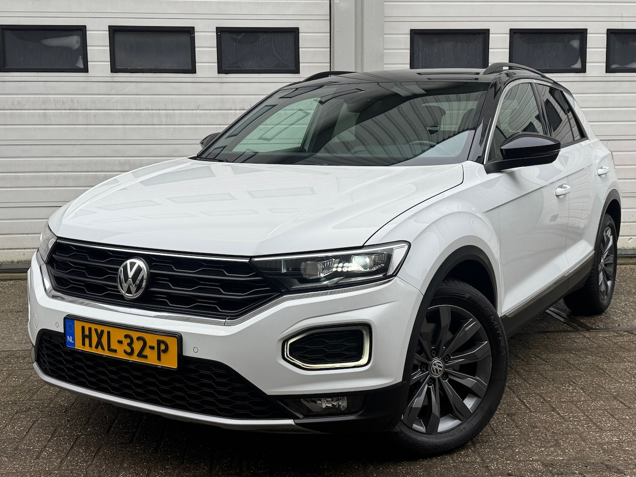 Volkswagen T-Roc - 2.0 TSI 4Motion Sport acc/led/xenon/aut/camera/trekhaak/virtual/front-lane assist/navi/sfe - AutoWereld.nl