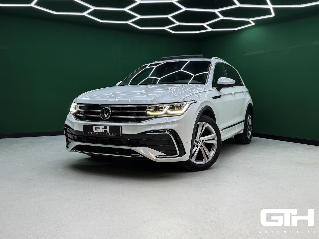 Volkswagen Tiguan - 1.5 TSI R-Line IQ | Pano | Trekhaak | NAP - AutoWereld.nl