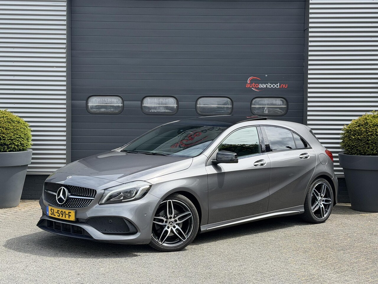 Mercedes-Benz A-klasse - 160 AMG | Panoramadak | Camera | Navigatie | 18 Inch Lichtmetalen Velgen | - AutoWereld.nl