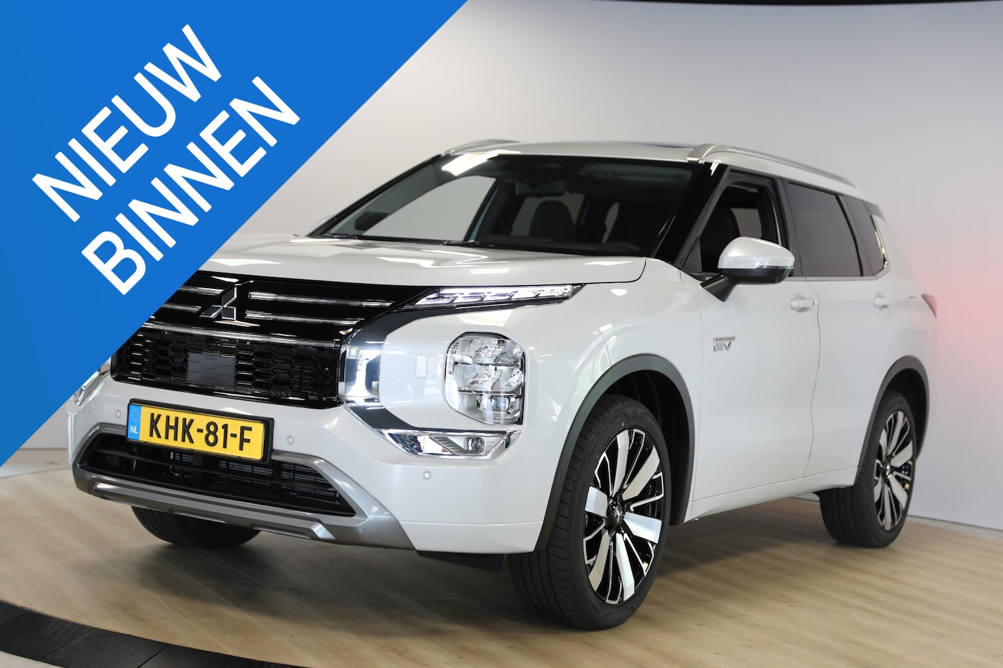 Mitsubishi Outlander - 2.4 PHEV Instyle | Schuif- kanteldak | Leer | Head-Up - AutoWereld.nl
