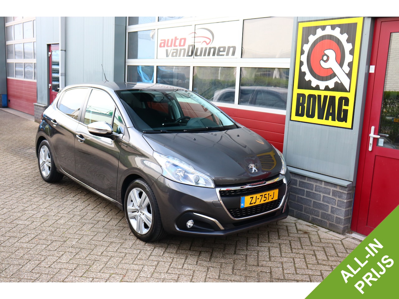 Peugeot 208 - 1.2 PureTech Signature O.a: PDC, Airco, Navi, Carplay, DAB, Cruise, Etc. All-in prijs! - AutoWereld.nl