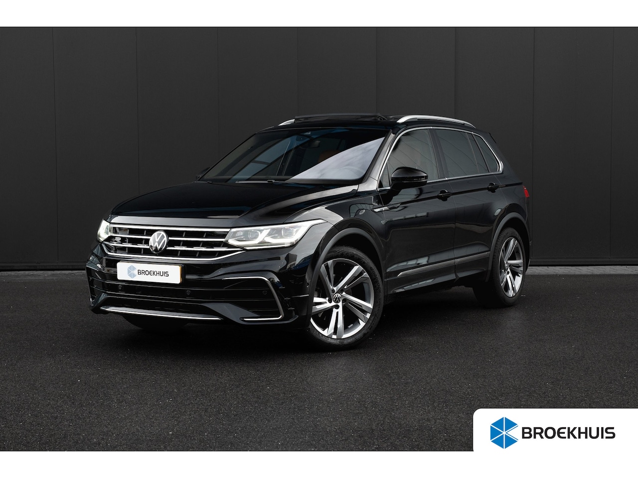 Volkswagen Tiguan - 1.5 TSI 150pk DSG R-Line | Panoramadak | 1e eigenaar | Camera | | Achteruitrijcamera | Cru - AutoWereld.nl