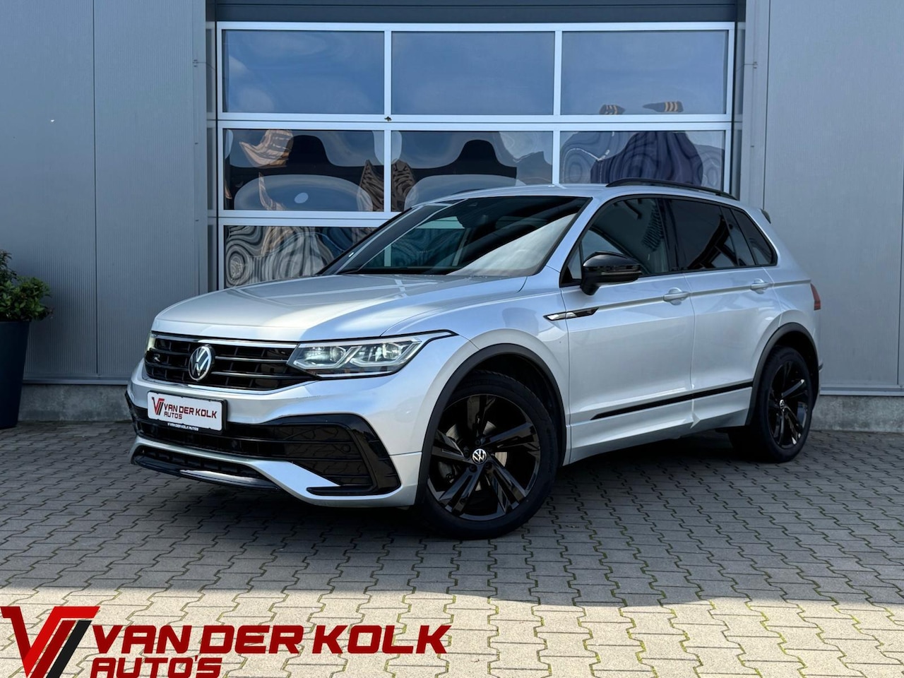 Volkswagen Tiguan - 1.5 TSI R-Line In/Exterieur | LED | Digital Cockpit | Half Leder | CarPlay | Navigatie | A - AutoWereld.nl