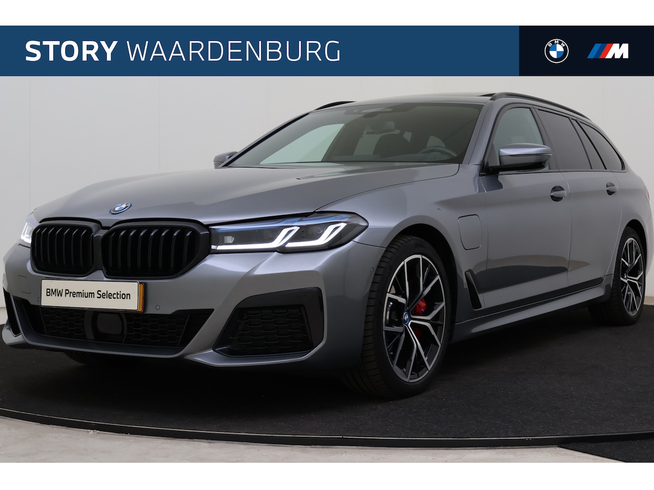 BMW 5-serie Touring - 530e M Sport Automaat / Trekhaak / Panoramadak / Comfortstoelen / Comfort Access / Achteru - AutoWereld.nl