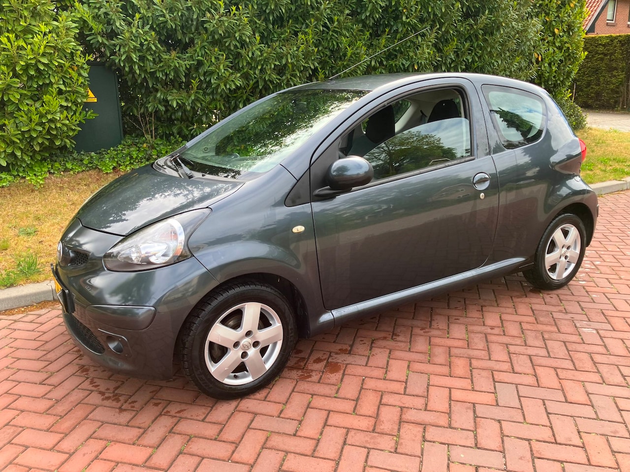 Toyota Aygo - 1.0-12V Sport goede airco apk tot 3-2027 luxe nl auto met n.a.p - AutoWereld.nl