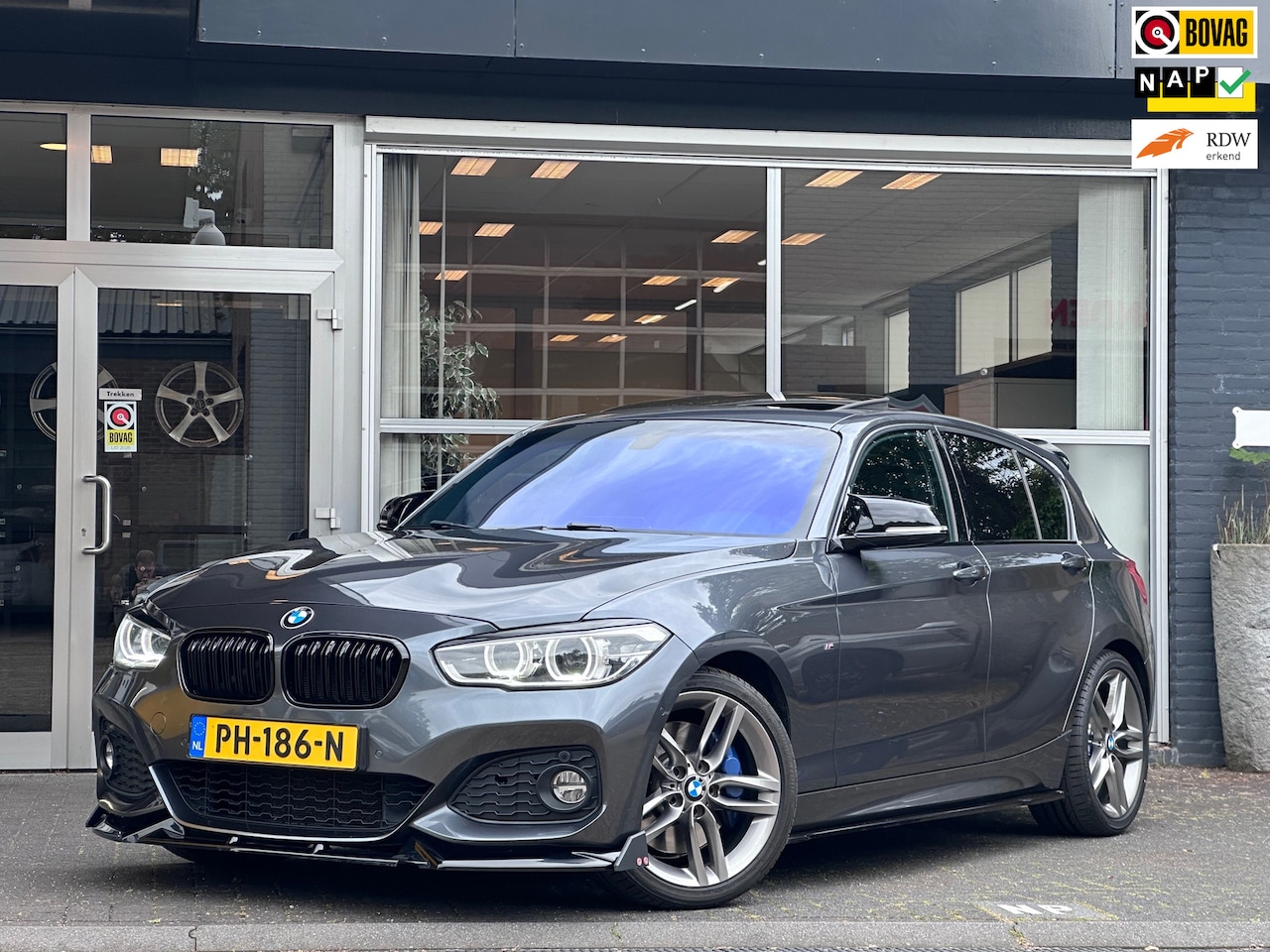 BMW 1-serie - 120i High Executive M-PERFORMANCE / MAXTON / CARBON / PANO - AutoWereld.nl