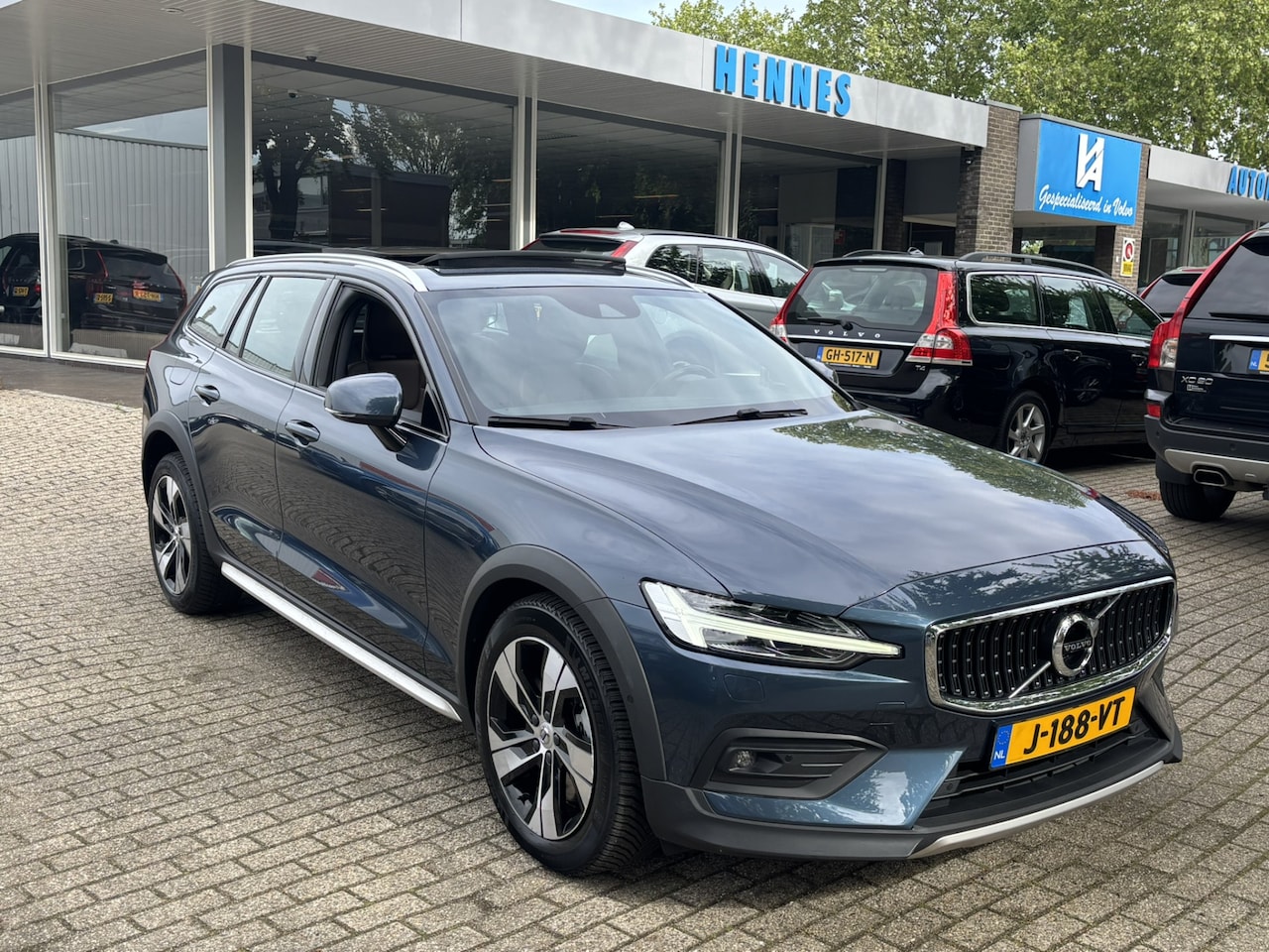 Volvo V60 Cross Country - 2.0 B5 AWD Pro Panorama dak Keyless On call - AutoWereld.nl