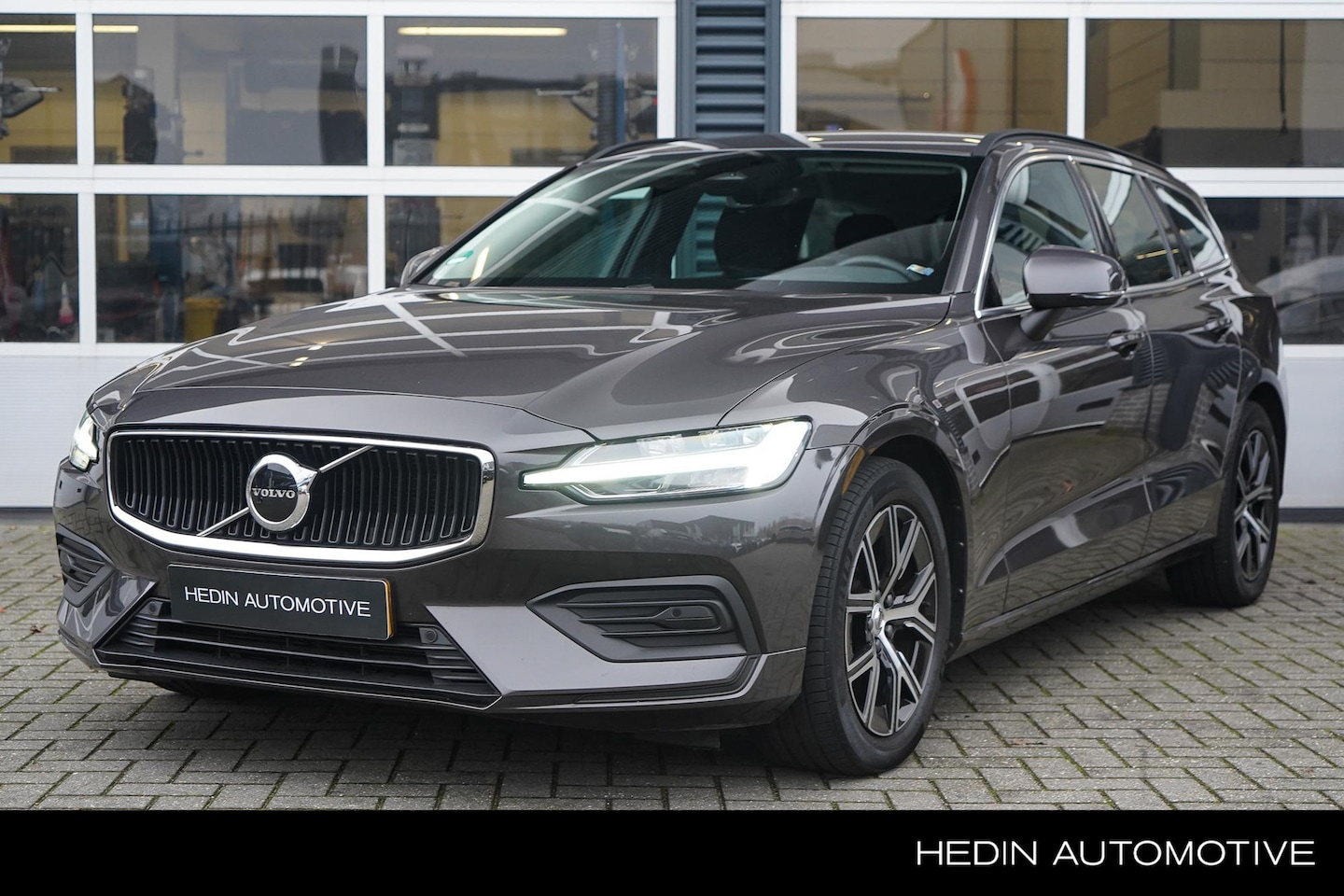 Volvo V60 - 2.0 B3 Core | Stoel & Stuurverwarming | Elektrische achterklep | Adaptieve cruise control - AutoWereld.nl