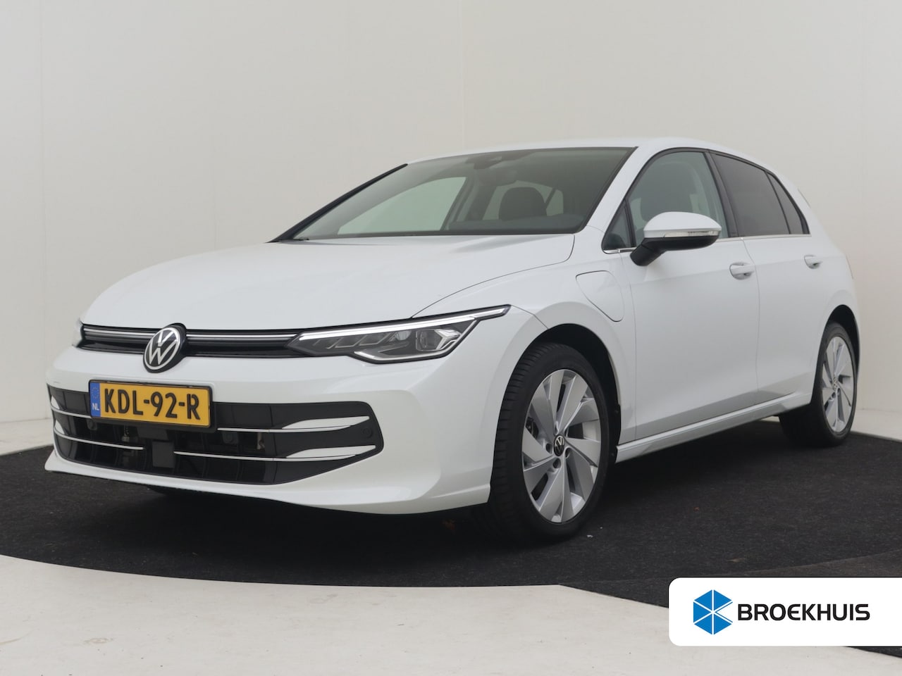 Volkswagen Golf - 1.5 eHybrid Style Edition 204PK DSG/AUTO | Verlichte Gril l Elektr. Stoelen met geheugen l - AutoWereld.nl