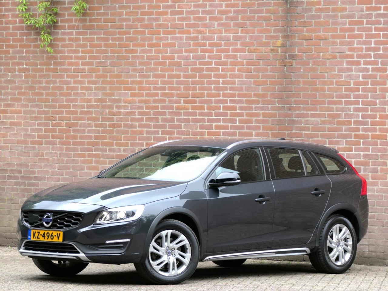 Volvo V60 Cross Country - 2.0 T5 Momentum Xenon / Trekhaak / Standkachel / Leer - AutoWereld.nl