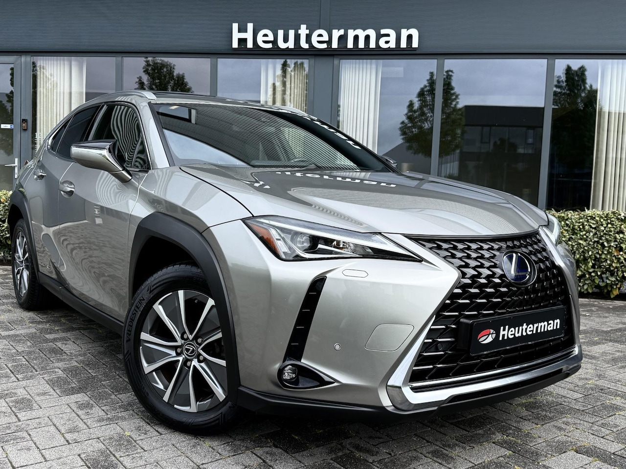 Lexus UX - 300e Luxury Schuifdak/ Leder/ Stoelkoeling - AutoWereld.nl