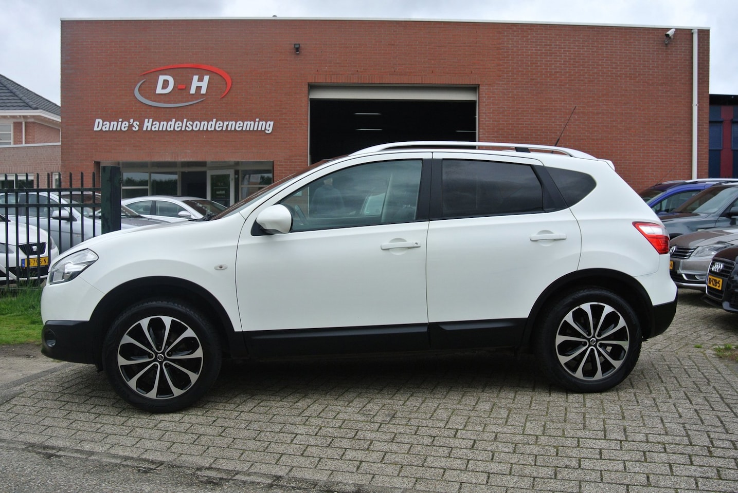 Nissan Qashqai - 1.6 Visia airco panoramadak trekhaak apk 03-02-2027 inruil mogelijk - AutoWereld.nl