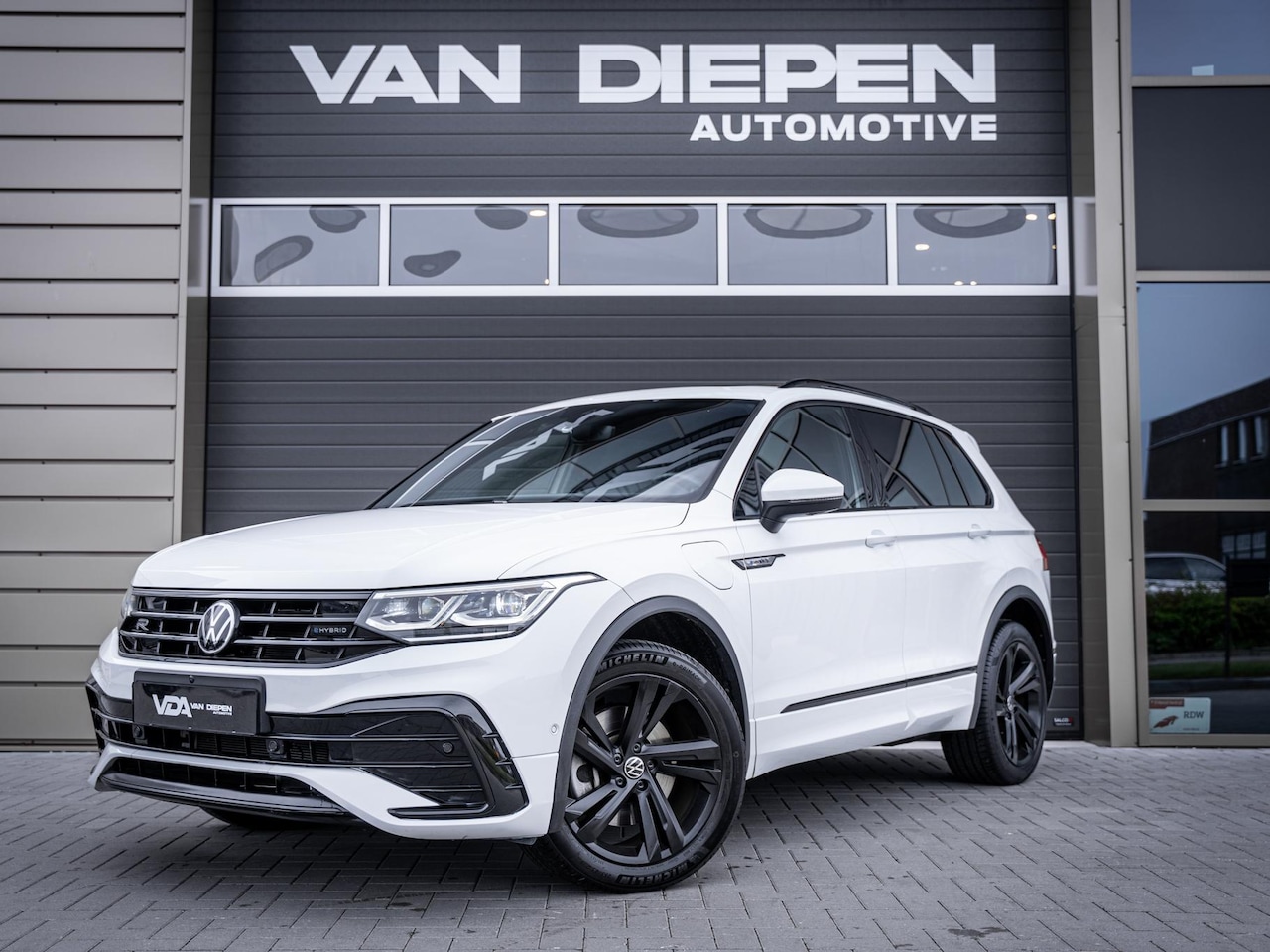 Volkswagen Tiguan - 1.4 TSI eHybrid R-Line Business+ - 245PK - Leder l Memory l Pano l IQ-Light - AutoWereld.nl
