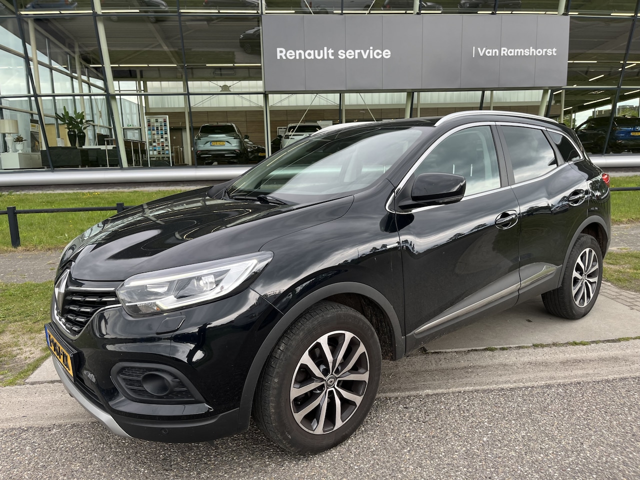 Renault Kadjar - 1.3 TCe Limited / Panorama-dak / Stoelverw. / Camera / Keyless / Parkeerhulp V+A / 17''LMV - AutoWereld.nl
