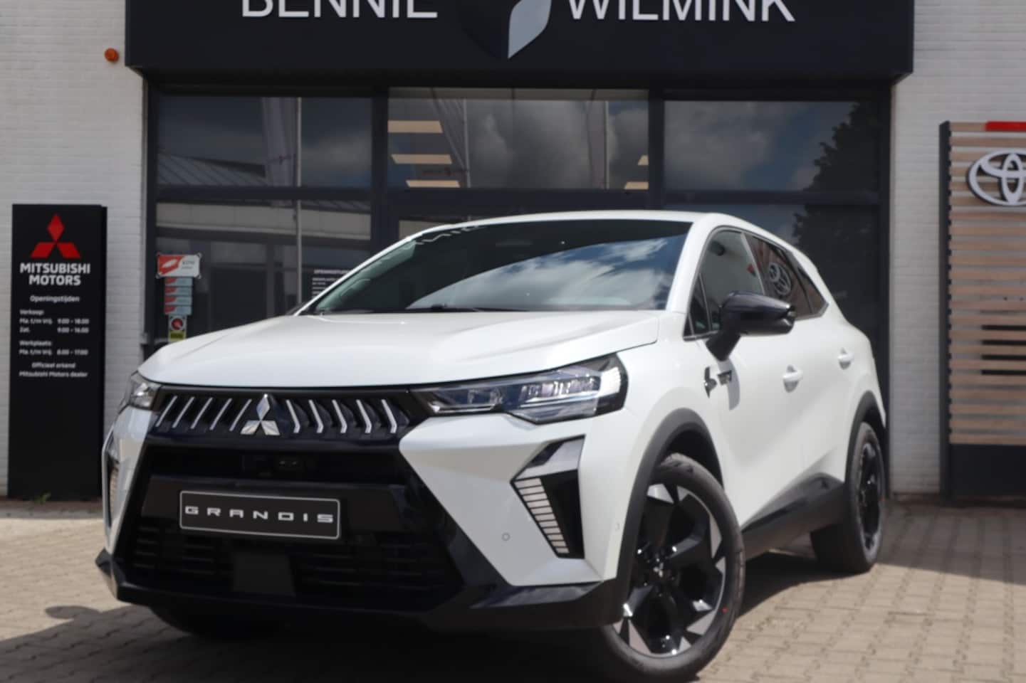 Mitsubishi Grandis - 1.8 HEV Intense+ 1.8 HEV Intense+ - AutoWereld.nl