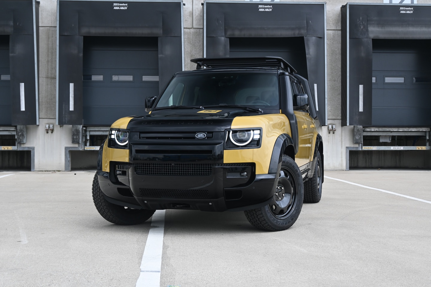 Land Rover Defender 110 - 2.0 P300e 110 Trophy Edition Deep Sandglow Yellow 2.0 P300e 110 Trophy Edition Deep Sandglow Yellow - AutoWereld.nl