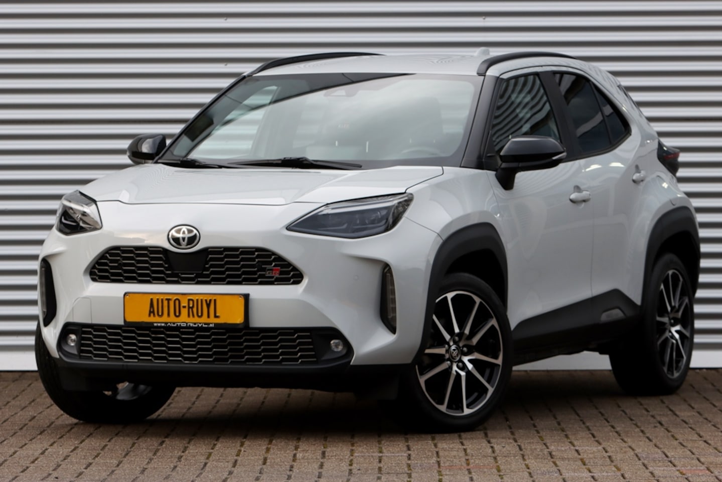 Toyota Yaris Cross - 1.5 Hybrid GR Sport Ceramic Gray Metallic - AutoWereld.nl
