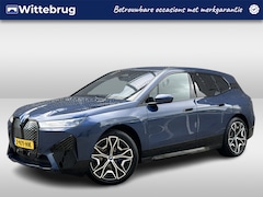 BMW iX - xDrive40 Sport Edition 77 kWh / Navigatie / App connect / 360 Camera / Leder / Zwenkbare t