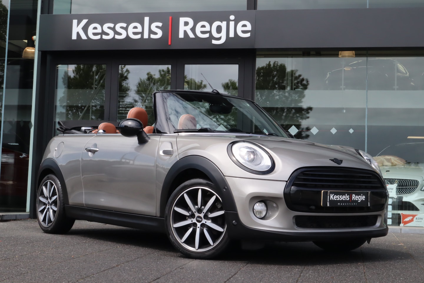 MINI Cabrio - Mini 1.5 Cooper Chili Serious Business | Leer | Led | Navi - AutoWereld.nl