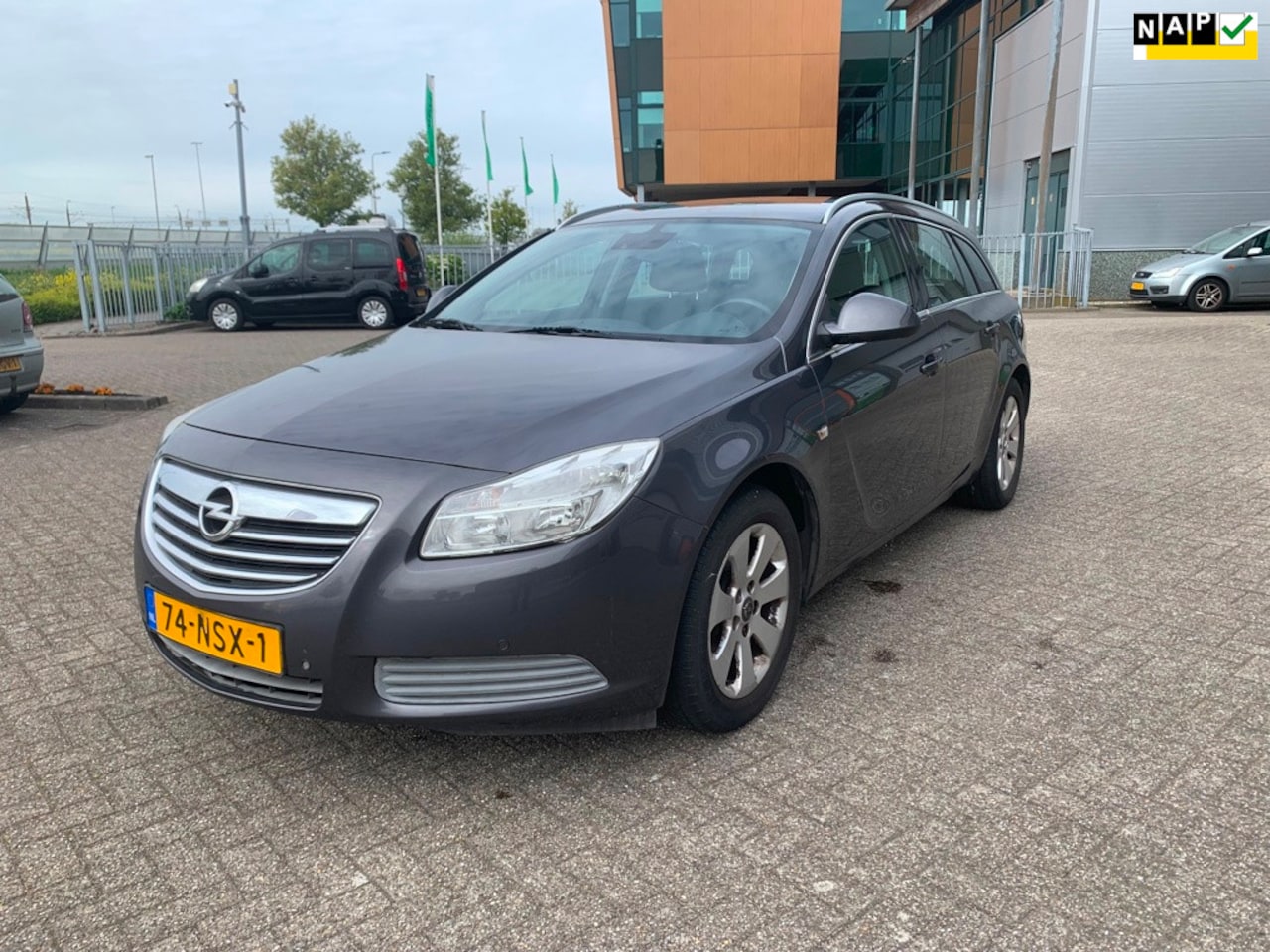 Opel Insignia Sports Tourer - 1.8 Edition Grijs 2010 Airco Navi - AutoWereld.nl